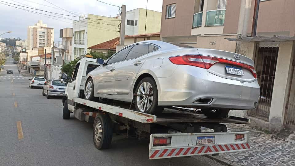 Hyundai Azera prata transportado em plataforma
